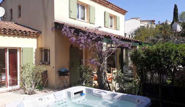 Villa for 6 people with private spa—quiet, garden, air conditioning—Grasse