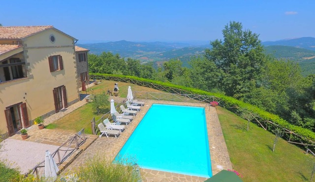 Villa Forconi: Completely private luxury villa with pool and free wifi.
