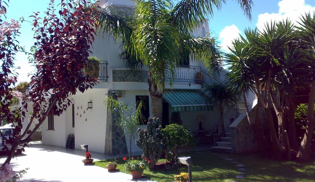 Villa Francesca 100 mt from the sea. It can accommodate up to 10 guests.