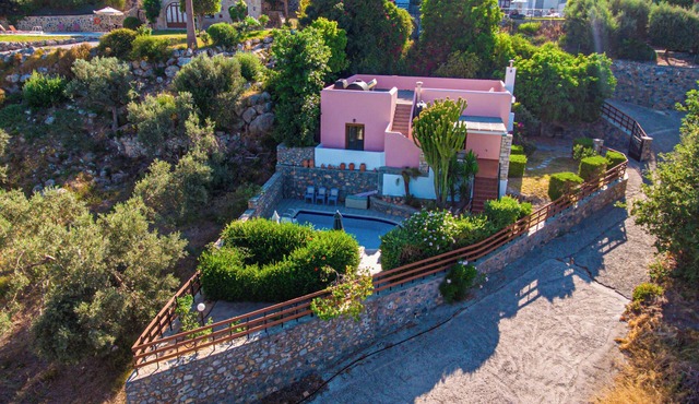 Villa Francesca with a private pool and gardens - Walking distance available