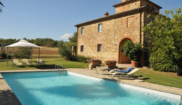 Villa Gagnoni for 10p with private pool and large garden; airco in all bedrooms.