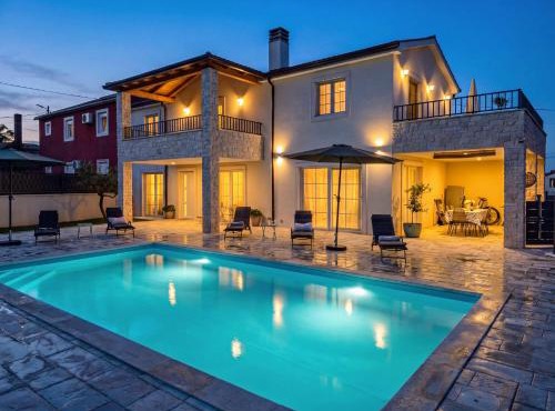 Villa Gaudeo with pool and EV station