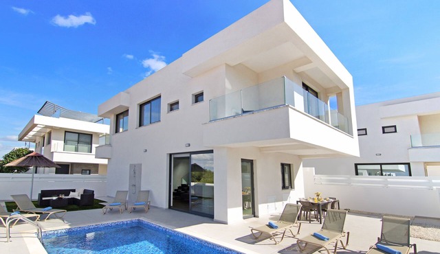 Villa Genesis - 3Bed Private Pool
