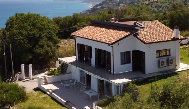 Villa Giardino degli Ulivi, a modern Sicilian Villa with a breathtaking view