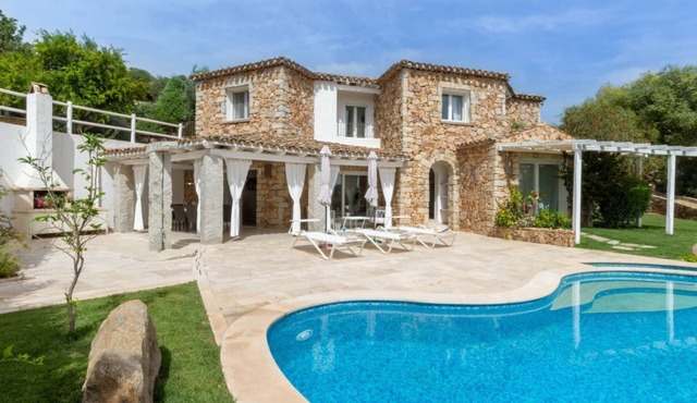 VILLA GINESTRA with pool and private garden, just 500 meters from the sea