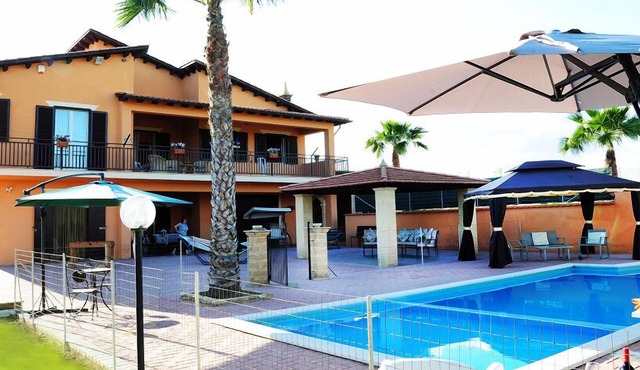 Villa Gioiosa 5 bedroom villa with fenced pool, Air-con,Wi-Fi, BBQ, 3min to town