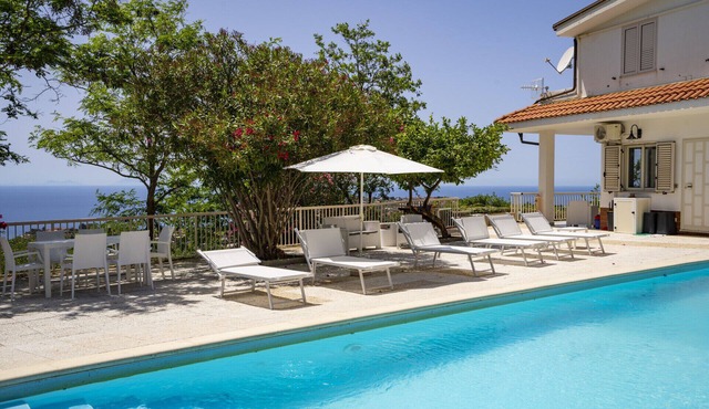 Villa Gisa, with private swimming pool and sea view