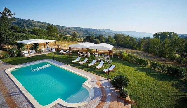 Villa Giuncalia E: A welcoming apartment surrounded by the greenery, with Free WI-FI.