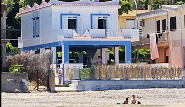 Villa Gloria sleeps 8 on the beach