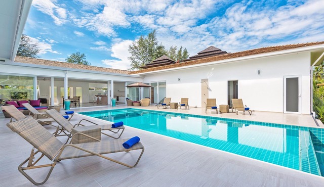 Villa Gold Shore Beachfront with Private Pool, A/C, WiFi, Gym near Restaurant