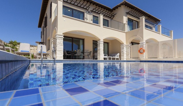 Villa Graviera - Three Bedroom Resort, Sleeps 6