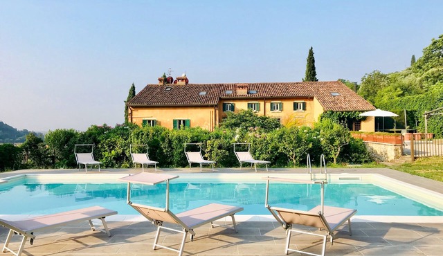 Villa, hills, private pool, very close to Verona. 7 bedrooms, 5 bathrooms.