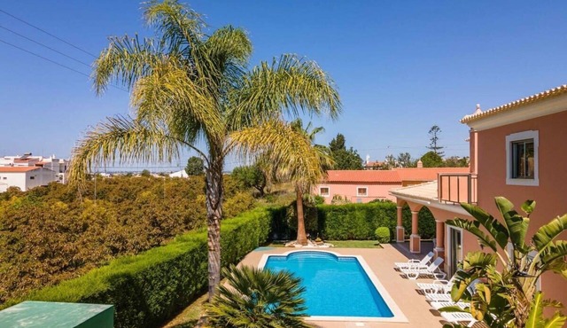 Villa Hugo - bright, modern, walk to restaurants