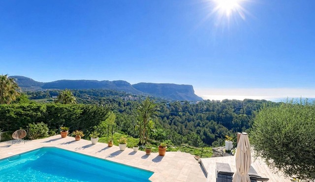 Villa in Cassis with Pool and Air Conditioning