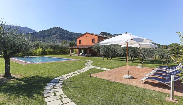 Villa in Colle Di Compito with 5 bedrooms sleeps 9
