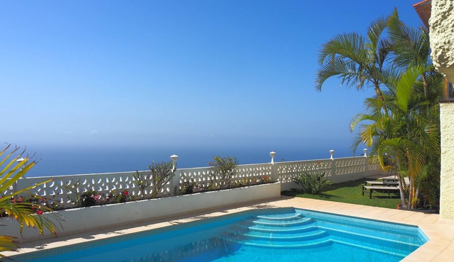 Villa in quiet location with superb views of the Atlantic Ocean and private pool
