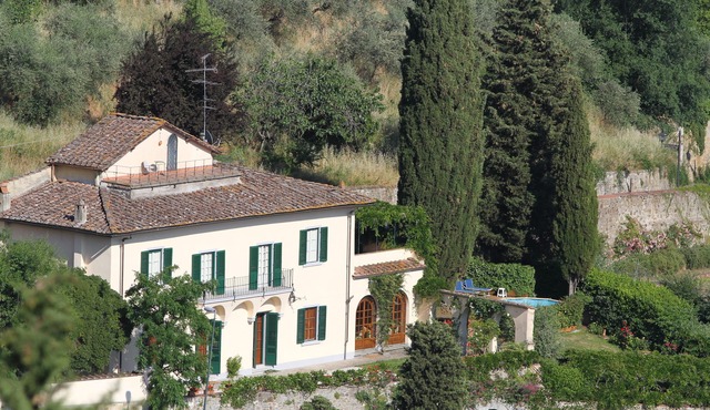 Villa in Florence - No Car Needed, Terrific Views. Exclusive Pool, Garden, Wi-Fi
