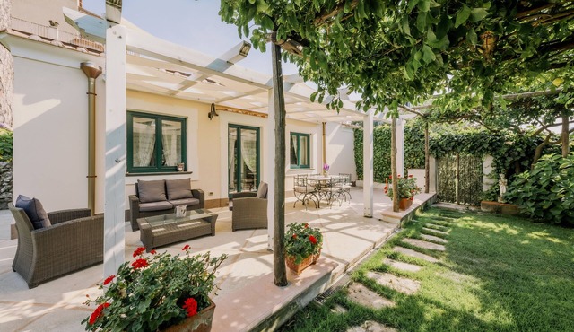 Villa in historic center with large garden, parking, air conditioning and WiFi