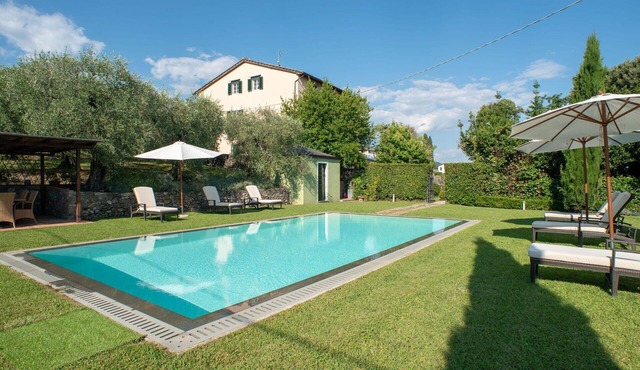 Villa in Lucca with 8 bedrooms sleeps 16