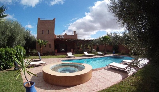 VILLA in Marrakech, kasbah style, no VIS à VIS, exclusive swimming pool