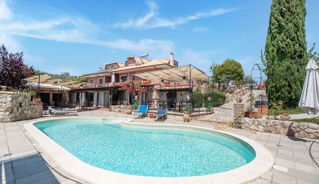 Villa in Monterotondo with Pool & Tiber Views