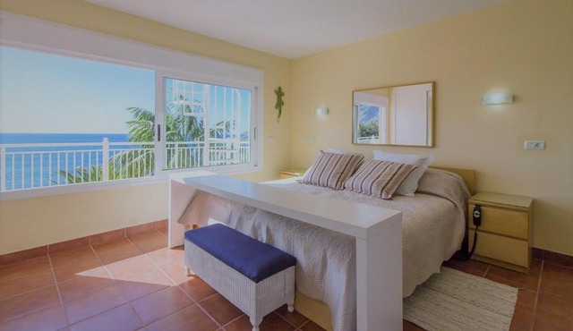 Villa in protected space in front of the sea