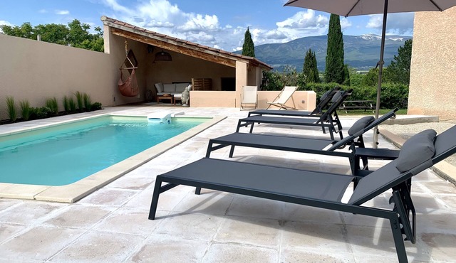 Villa in Provence with view of the Ventoux, 5 bedrooms, swimming pool, single storey, air conditioning