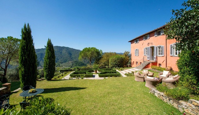 Villa in Querce with 7 bedrooms sleeps 13