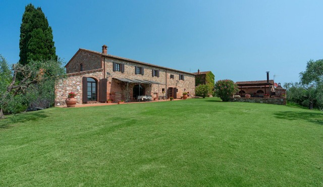 Villa in Sinalunga with 6 bedrooms sleeps 16