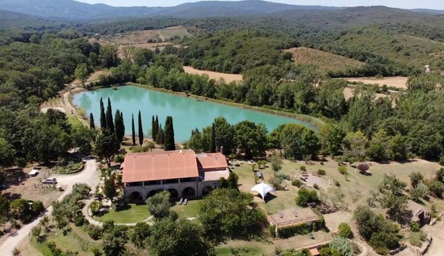 Villa in Tuscany with private bathing lake
