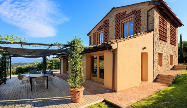 Villa /Independent home in Lucca with 7 bedrooms sleeps 16