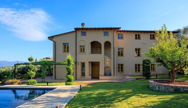 Villa /Independent home in Lucca with 4 bedrooms sleeps 10
