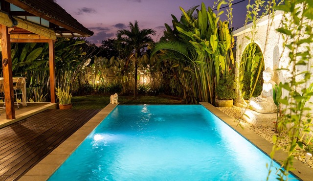 Villa Innerbloom stylish 2 BR with large pool and garden