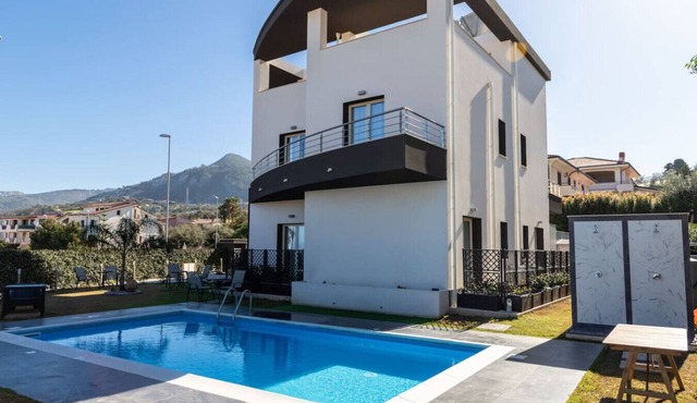 Villa Nebros - Appartamento con cortile privato