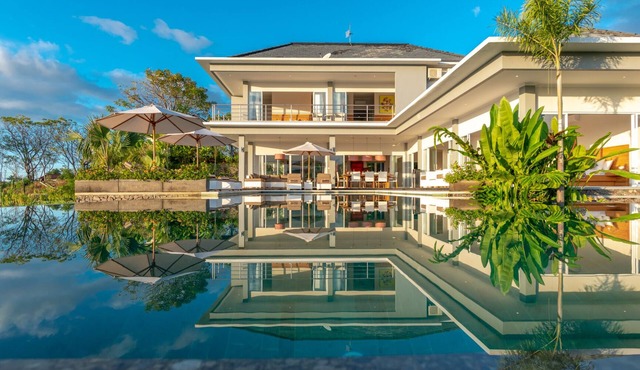 Villa IzaJay, Modern & Splendid Sea View Villa