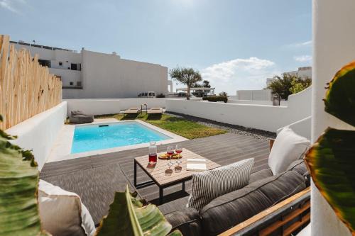 Villa Karla, Beachside Bliss in Agios Prokopios