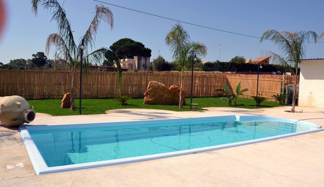 Villa Katiuscia with private pool, garden, near the beach, wifi free.