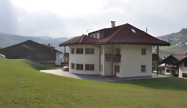 Villa Konstanze Apartment with Mountain View, Private Terrace and Wi-Fi