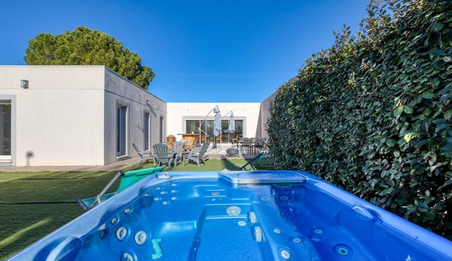 Villa 'L'Atrium' with Private Pool, Wi-Fi and Air Conditioning