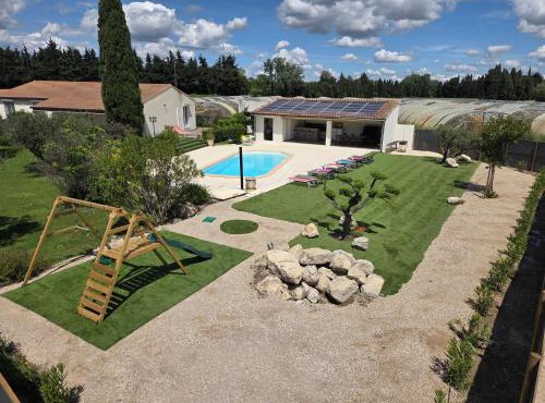 Villa l'ESTEL charme provençal, 15 pers, piscine privée & aire de jeux, au coeur du triange Arles-Avignon-Nîmes