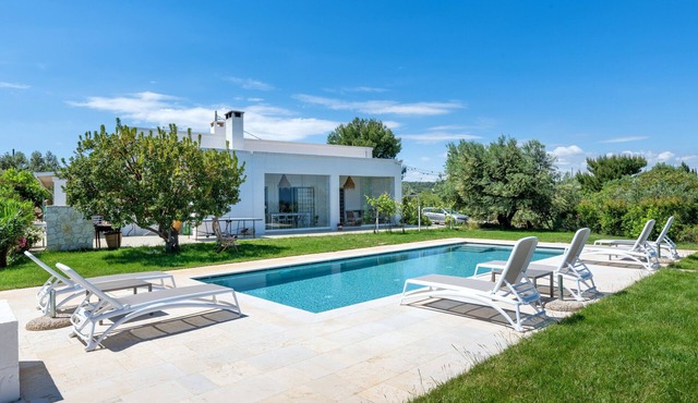 Villa 'La Corte Di Ninetta' with Sea View, Wi-Fi and Air Conditioning