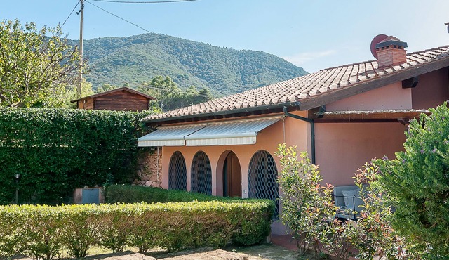 Villa La Guardiola, 11 beds 50 meters from the beach. Discount ferry.