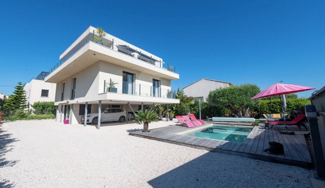 Villa La Londe Les Maures Sleeps 14 Between HYERES and le LAVANDOU Swimming pool cha