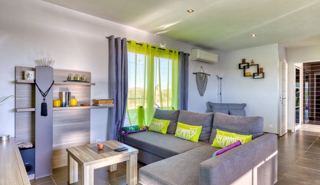 Villa "La Petite Maison Au Bord Du Canal" with Private Terrace, Private Garden & Wi-Fi