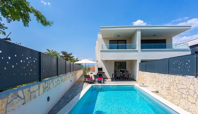 Villa LARUS with private pool