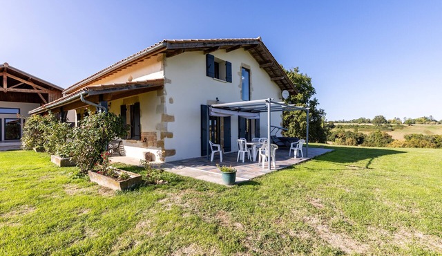 Villa 'Le Basque' in Bazas with Shared Pool, Private Terrace and Wi-Fi