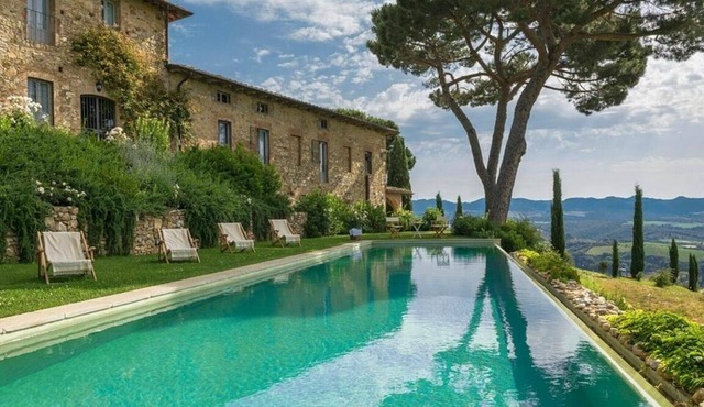 Villa Le Cantine di Cerreto, a magnificent villa for rent in the Sienese countryside, with an in.