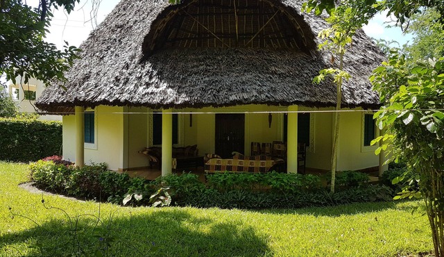 Villa LeoMar: Exclusive vacation home with pool & garden, 350 m from the beach