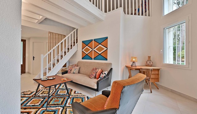 Villa Les Cerisiers : 70's decor, parking, Clim