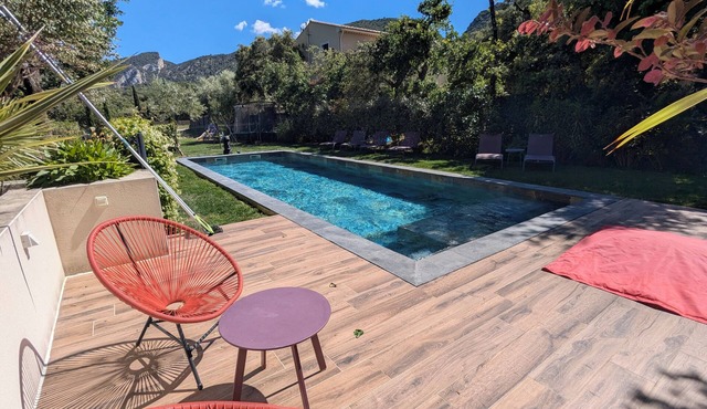 Villa "Les chênes" Luberon Maubec, large swimming pool.